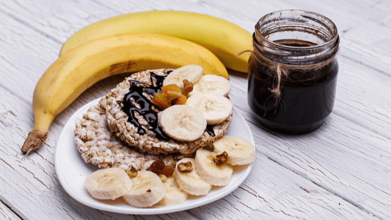 A healthy breakfast of bananas, oatmeal, and honey