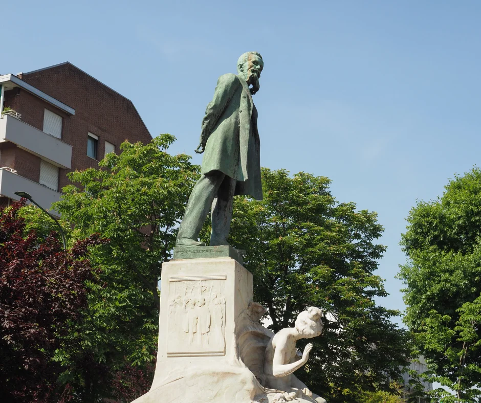 A statue of Galileo