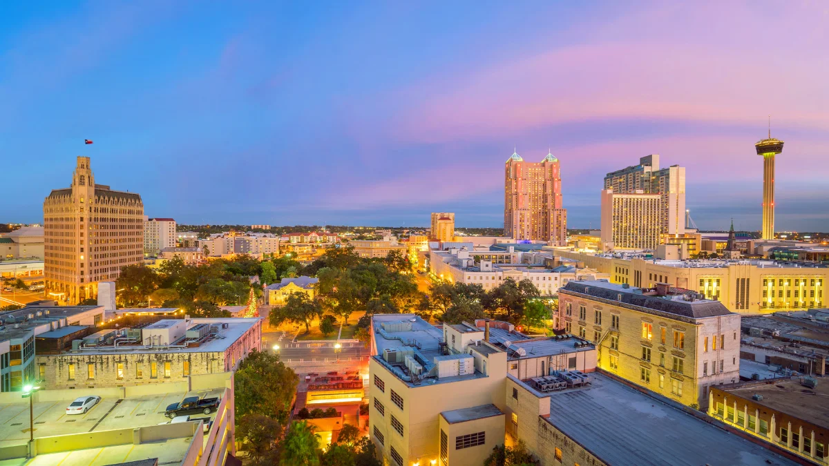 photo of Savannah, Georgia showcasing its historic southern charm with cobblestone streets and picturesque architecture